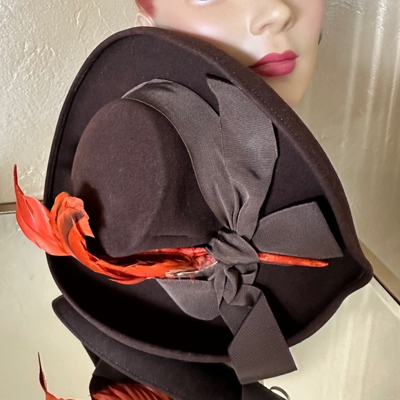 DELIGHTFUL 1940s\' BROWN FELT TILT FEDORA WITH WIDE BRIM + ORANGE CURLED FEATHERS main image 5